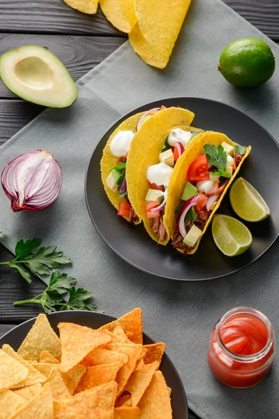 Tacos de casca dura e ingredientes — Fotografia de Stock