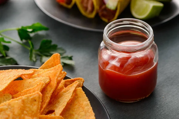 Nachos y salsa de salsa — Foto de Stock