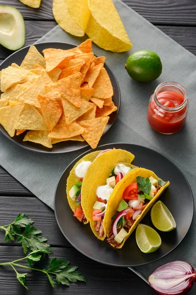 Platen van nacho's en taco's — Stockfoto