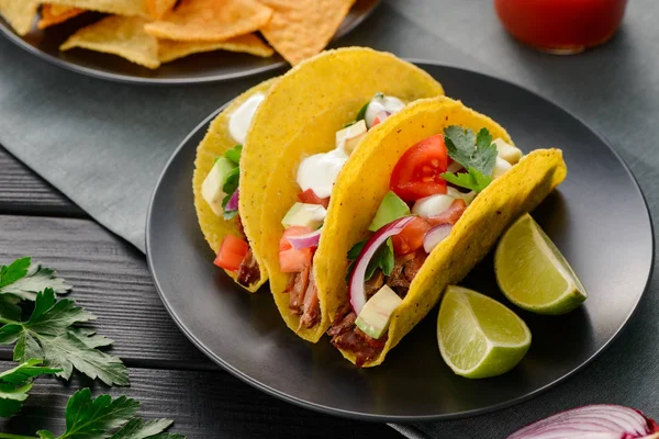 Tacos de cáscara dura con rodajas de lima — Foto de Stock