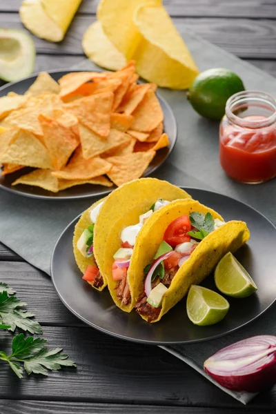 Harde-shell taco's en nacho's — Stockfoto