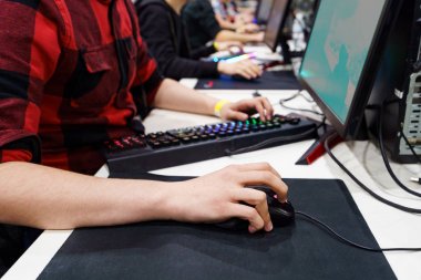 Pc'de oynayan oyuncu