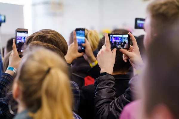 Personnes enregistrant des vidéos sur téléphone — Photo