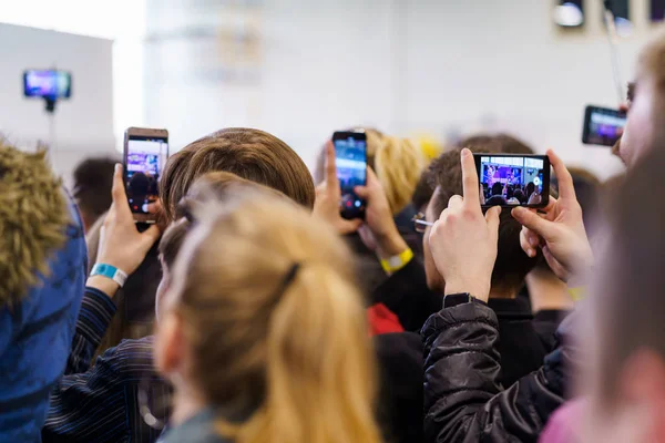 Foule avec les téléphones mobiles — Photo