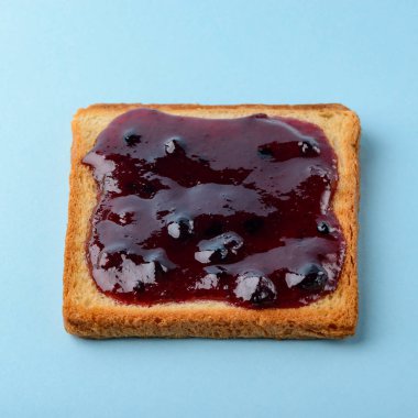 Mavi üzerinde yaban mersini reçelto