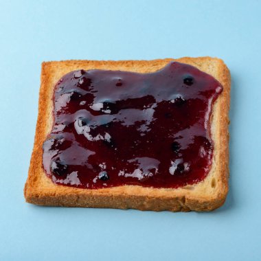 Mavi üzerinde yaban mersini reçelto