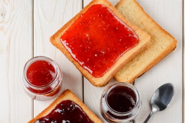 Reçelli ekmek üzerine portre