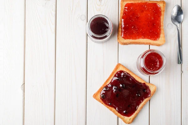 Geroosterd brood met zelfgemaakte jam — Stockfoto