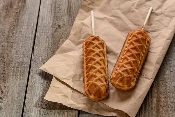 Waffel knallt auf Kraftpapier — Stockfoto