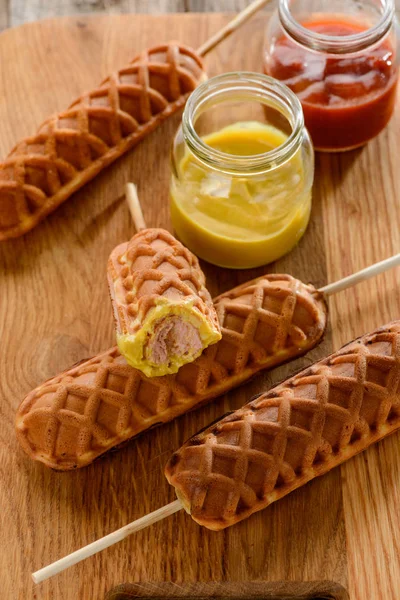 Waffel Mais Hunde mit Senf — Stockfoto