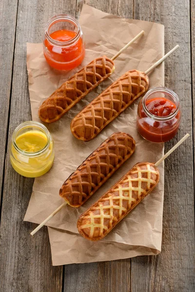 Corndogs, senap, ketchup och grill — Stockfoto