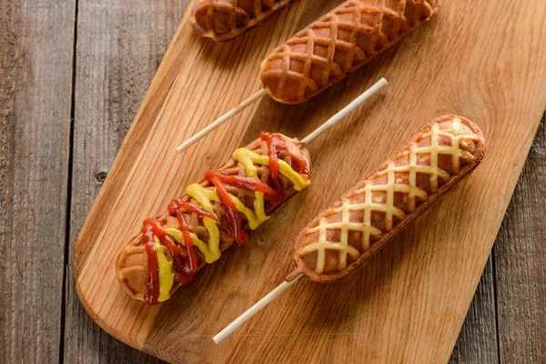 Waffle perritos de maíz con mostaza — Foto de Stock