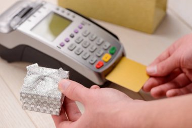 Adam bir mücevher hediye satın alma