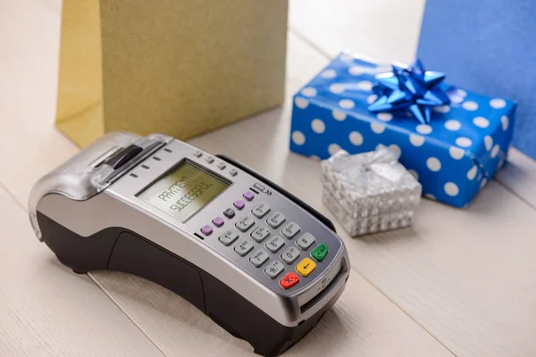 Credit card reader and gifts — Stock Photo, Image