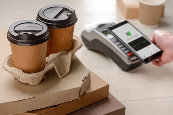 Tasses à café et boîtes à pizza — Photo