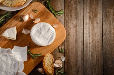 Camembert peyniri, sarımsak, biberiye