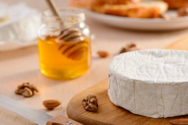 Bütün brie krem peynir, fındık