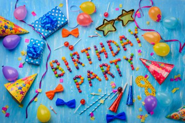 Doğum günü için hediyeler, kurdeleler ve balonlar