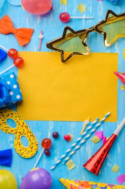 Dikey sarı ve mavi kart