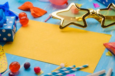 Eğlenceyi seven bir erkek arkadaş için kart