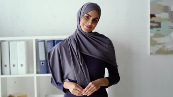 Beautiful Muslim secretary working in the office — Stock Video