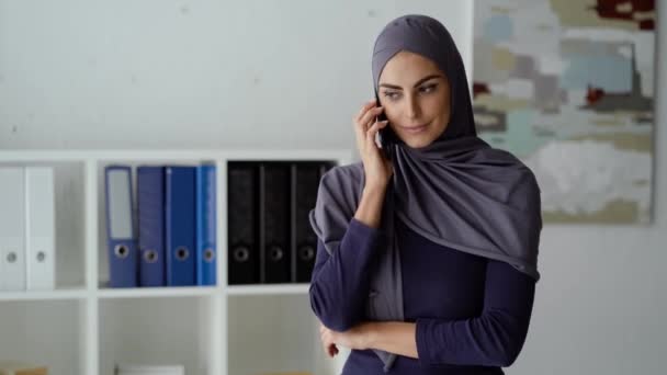 Úspěšná muslimská podnikatelka volá svému partnerovi, aby projednal dohodu — Stock video