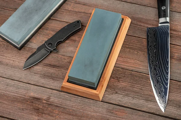 Pohled shora na jackknife, kuchařský nůž a brouky na rustikálním dřevěném pozadí — Stock fotografie