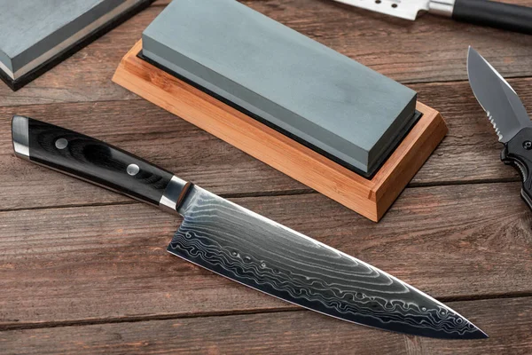 Pohled shora na japonský nůž Gyuto, nůž a brousek — Stock fotografie