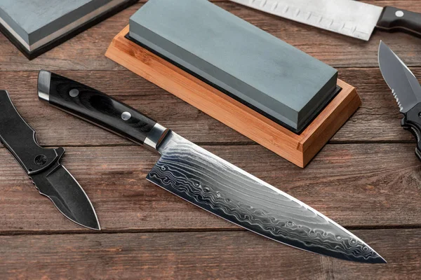 Top pohled na japonské kuchaře a Santoku nože, kapesní nože a brousky — Stock fotografie