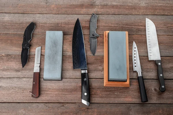 Sortiment nožů a brouků na rustikálním dřevěném pozadí, pohled shora — Stock fotografie