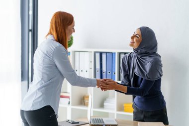 Uzmanlara yardım eden bir kadın. Hıristiyan ve Müslüman kadınlar