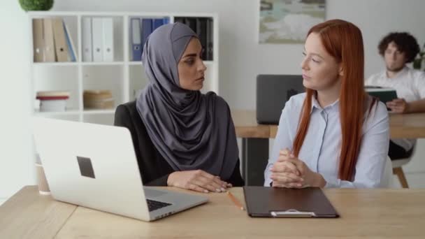 Compañeras de trabajo discutiendo la vida personal durante un descanso — Vídeos de Stock