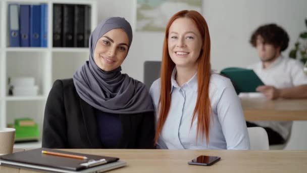 Amigos del trabajo posando para una foto. Mujeres musulmanas y cristianas — Vídeo de stock