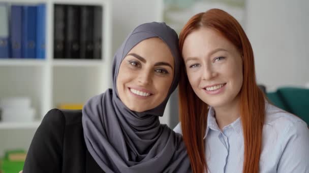 Mujeres musulmanas y cristianas mirando a la cámara con caras felices — Vídeos de Stock