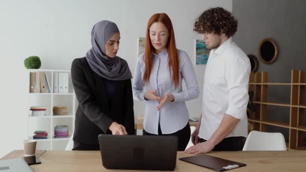 Empleados y su jefa musulmana discutiendo los detalles — Vídeos de Stock