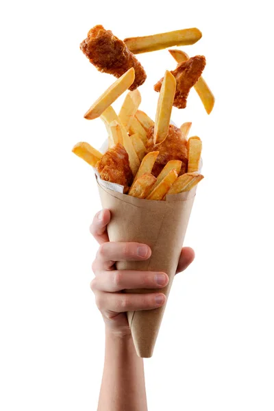 Peixe e batatas fritas. Mão masculina está segurando uma porção de fast food embrulhado em papel — Fotografia de Stock