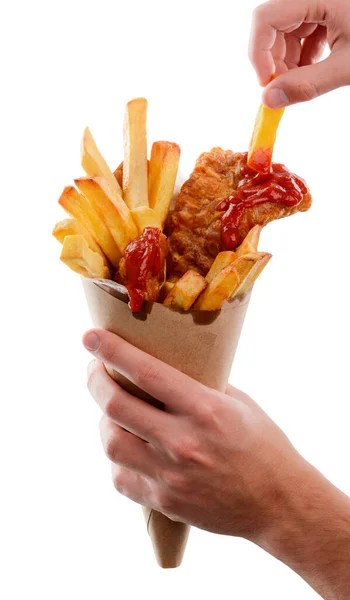 Peixe e batatas fritas servidos em cone de papel — Fotografia de Stock