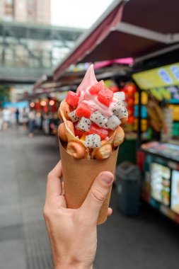 Waffle külahında meyveli dondurma.