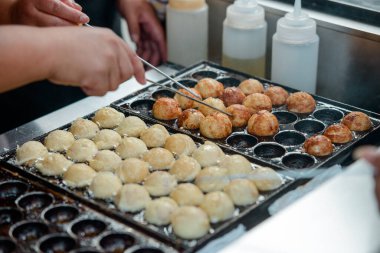 Tavada Takoyaki toplarının pişirme kısmı