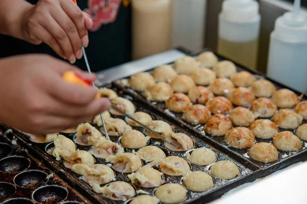 Cozinhar bolas Takoyaki com polvo. Lanche japonês para venda — Fotografia de Stock