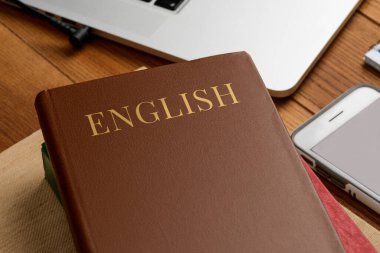 Bir kitabı kapat. Öğrenciler İngilizce öğrenmek için kitap okuyorlar