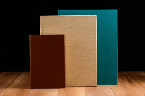 Groep van drie boeken op houten ondergrond — Stockfoto
