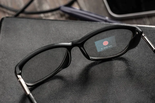 La notificación de llamada se proyecta en una lente de gafas inteligentes —  Fotos de Stock