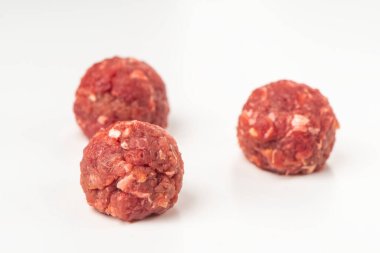 Beyaz arkaplanda çiğ et köftesi