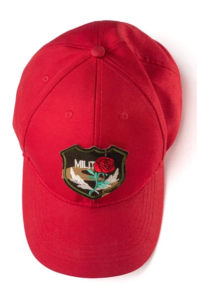 Czerwona czapka z wojskową różą haftowaną na białym tle — Zdjęcie stockowe