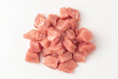 Bir yığın domuz filetosunun en üst görüntüsü. Beyaz arka Grou 'da küp şeklinde kesilmiş.