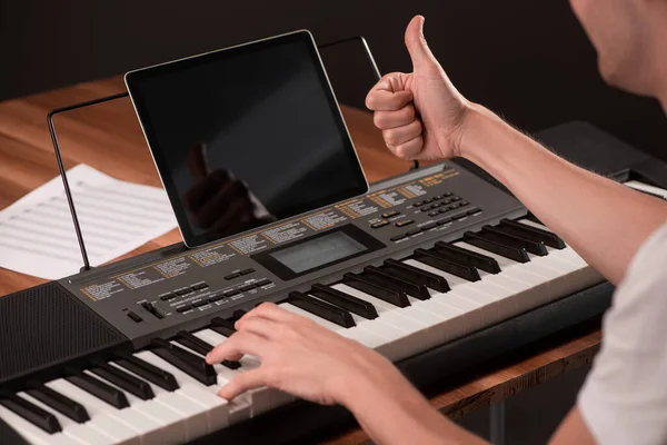 Музичний вчитель показує великий палець до свого учня під час онлайн — стокове фото