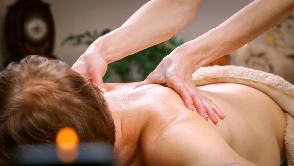 Hombre Joven Recibiendo Masaje Hombro Espalda Terapeuta Spa — Foto de Stock