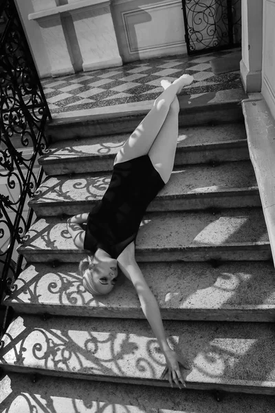 Hermosa Joven Bailarina Bailando Viejo Edificio —  Fotos de Stock