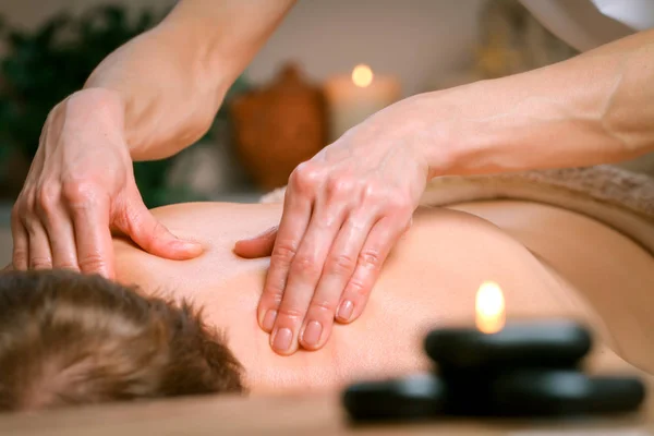 Hombre Joven Recibiendo Masaje Hombro Espalda Terapeuta Spa — Foto de Stock